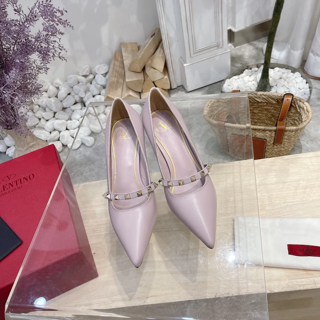 💕💕Factory direct selling price p440💕💕 Genuine leather sole +40 🆕Valentino. Valentino👑👑Latest series in the counter, the highest version, perfect details, very eye-catching catwalk series launched, V family’s hot rivet elements, luxurious and gorgeous! Various colors can be matched with beautiful clothes in spring and summer. There are many choices🎉🎉Exquisite and durable. It is copied at 1:1 of the original product. The upper foot is very pedicure-like. The key point is that it is very good and easy to control. It does not grind the feet and does not tire the feet. It is a walking artifact. The last shape is completely compared to the counter. The details are perfect. Without the original version, it would not be so exquisite! (Note! The heel shape and height are exclusively molded according to the original version, and are not randomly substituted by the market🐂) The color and texture of the fasteners are consistent with the original version! 🔺Fabric: Imported sheepskin, 🔺Lining: According to the original high-gloss imported sheepskin lining 🔺6 colors to choose from: black ➕black belt, black ➕white belt, pink, burgundy, white, apricot 🔺Number of yards: 35 to 42 yards (42 yards are not exchanged) 🔺Heel height: 7cm Rubber sole Genuine leather sole +40